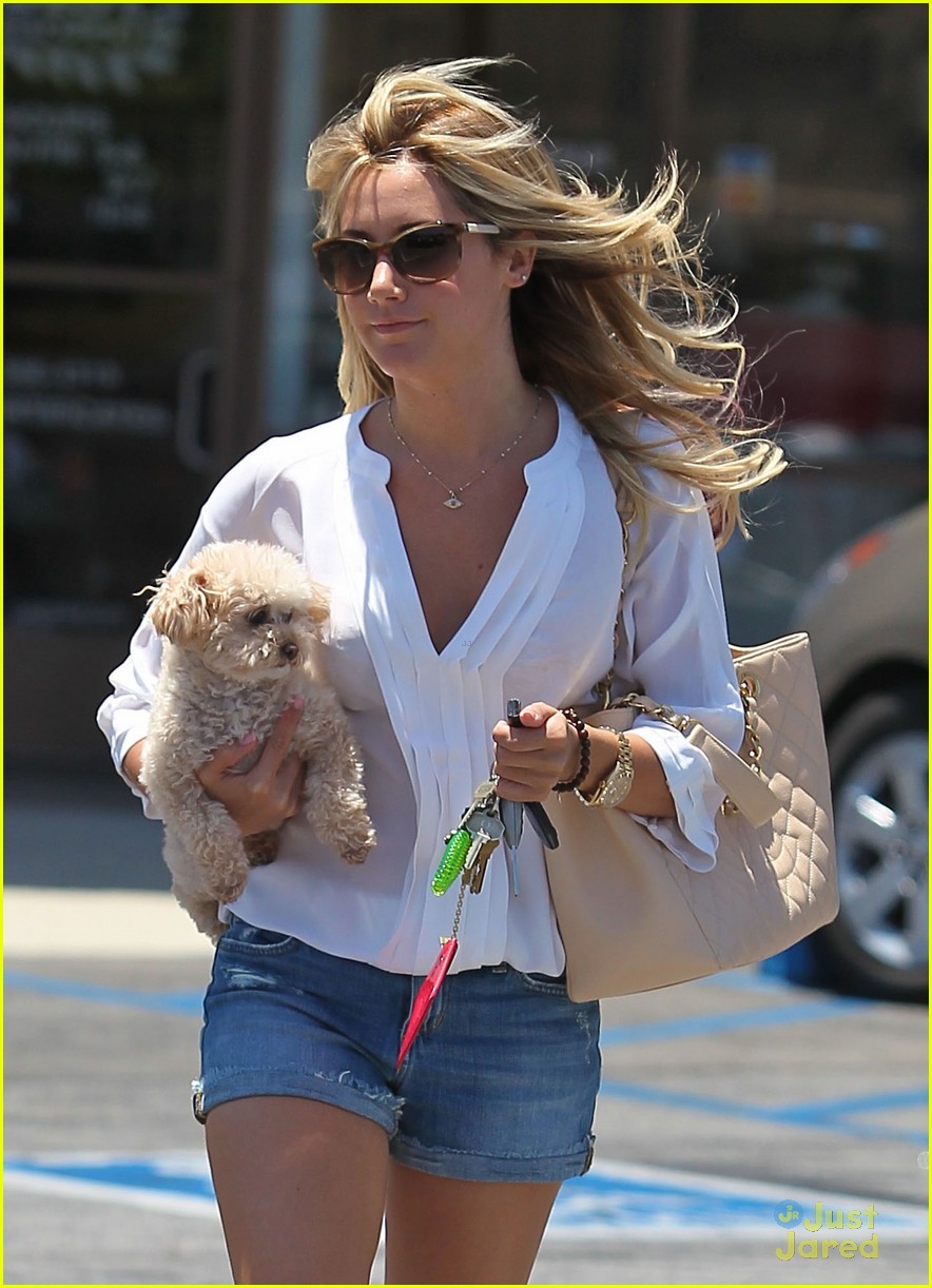 Ashley Tisdale: Nail Salon with Maui!