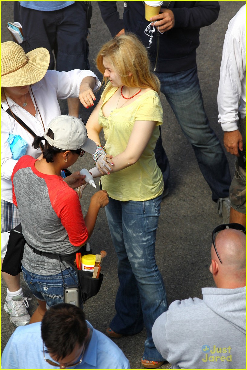 Abigail Breslin: Stuffed In A Truck on 'The Hive' Set!
