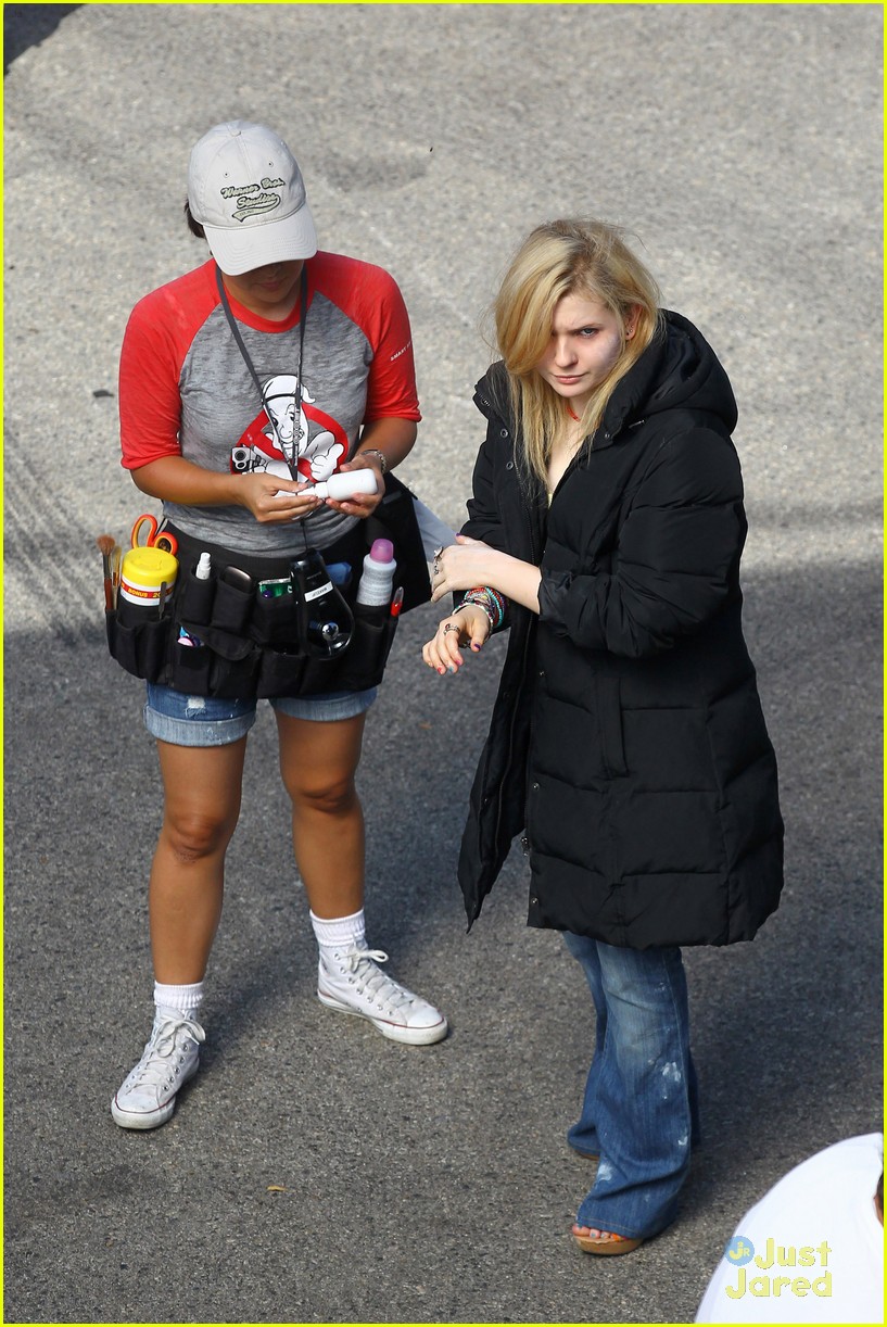 Abigail Breslin: Stuffed In A Truck on 'The Hive' Set!