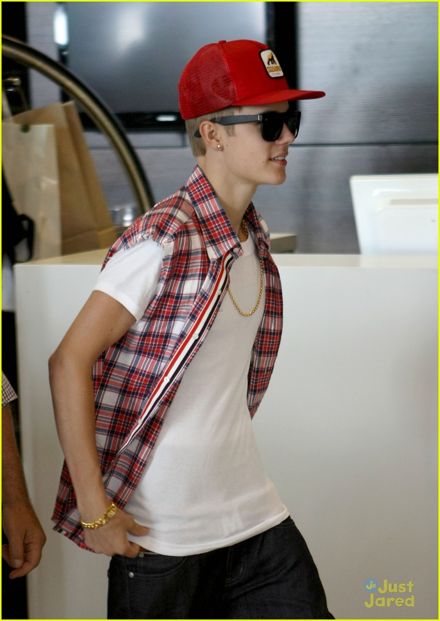 Justin Bieber: Press Conference Birthday Kiss 