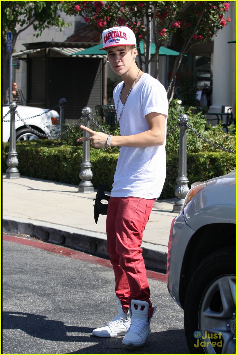 Justin Bieber Takes Off For Toronto