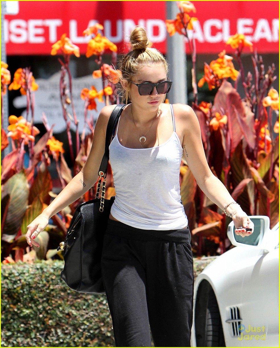 Miley Cyrus Tweets Love Advice
