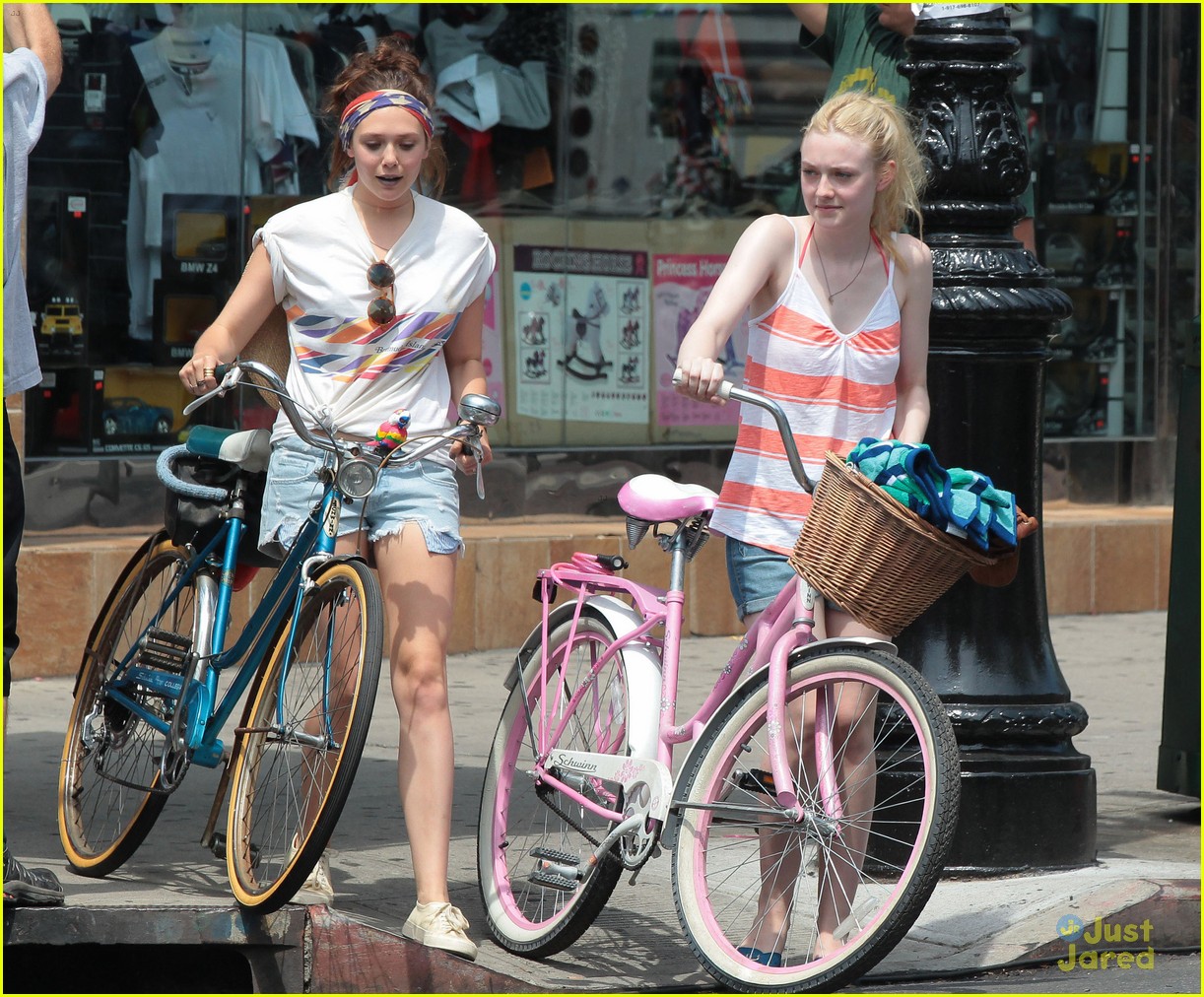 Dakota Fanning & Elizabeth Olsen: 'Very Good' Bicycle Girls