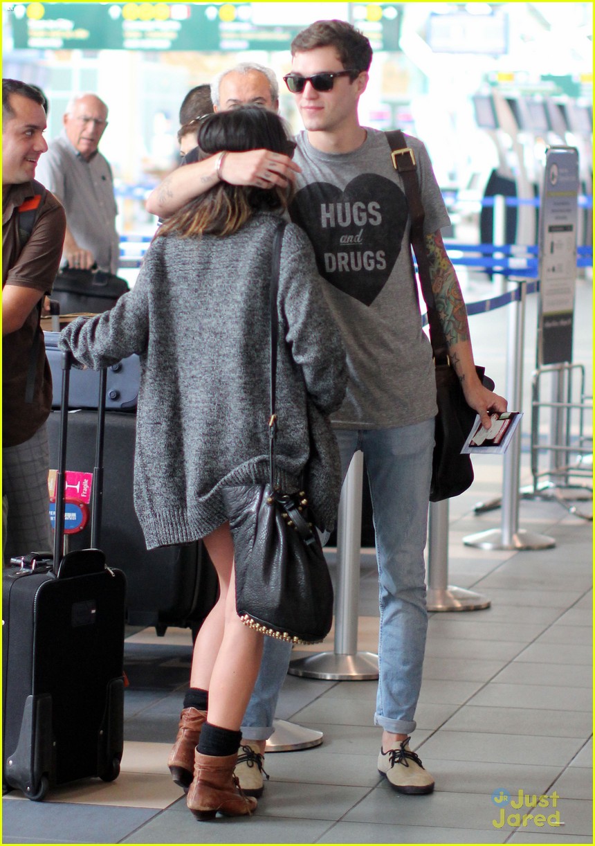 Shenae Grimes & Josh Beech: Airport Kisses!