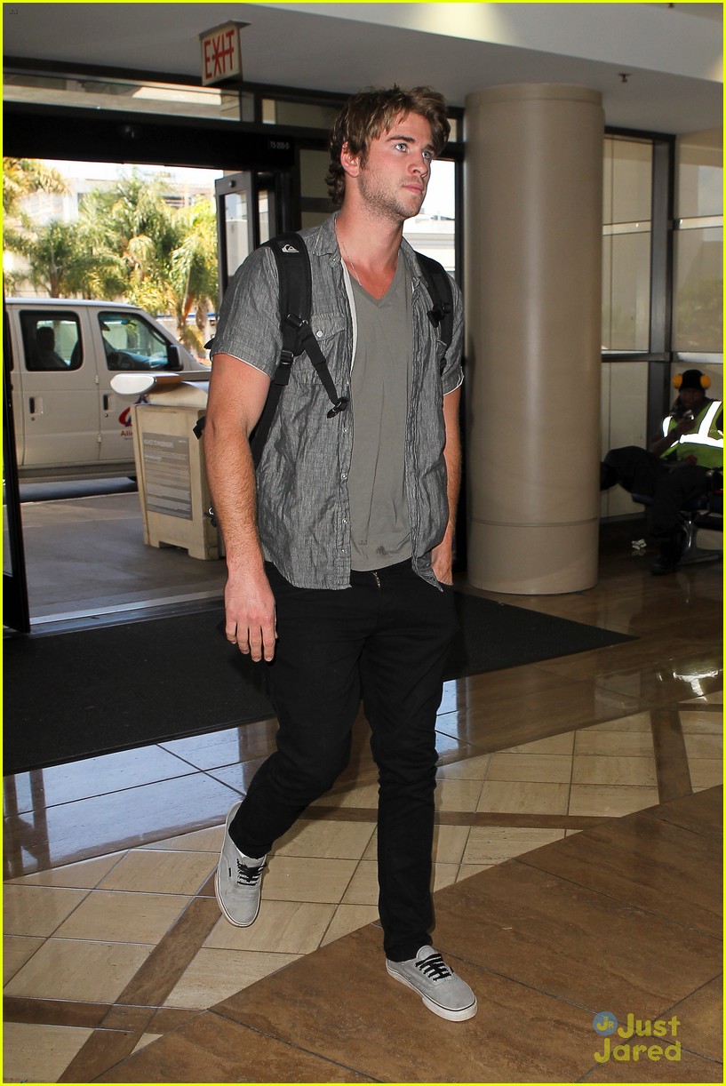 Liam Hemsworth: LAX Airport Stud!