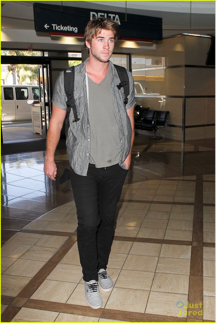 Liam Hemsworth: LAX Airport Stud!