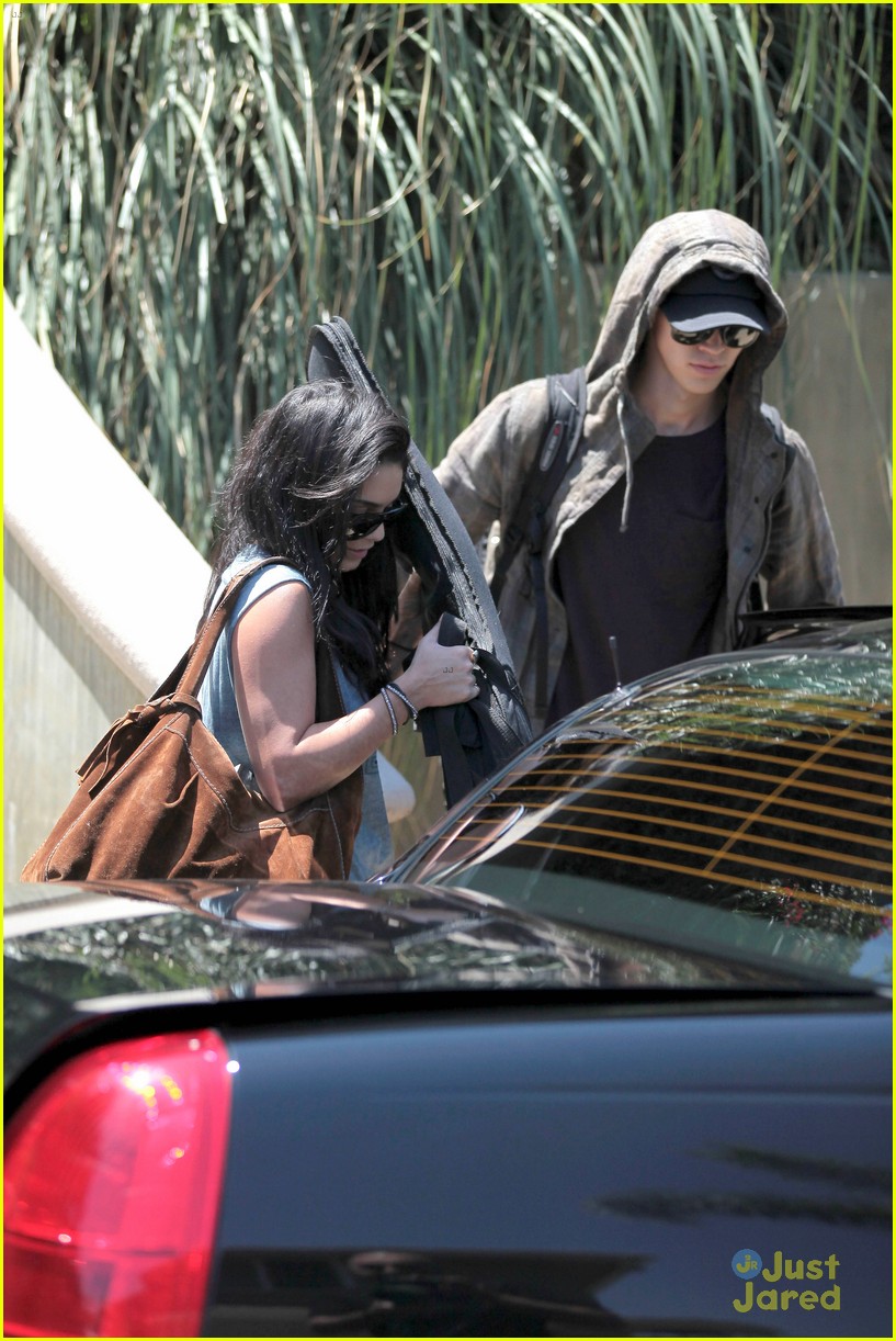 Vanessa Hudgens Leaves Town with Austin Butler