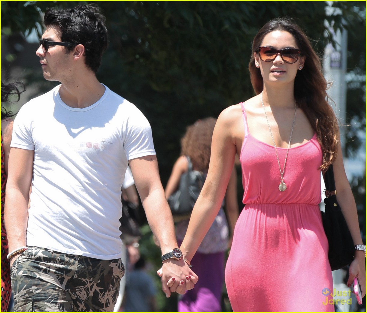 Joe Jonas: Holding Hands with Natashia Ho!