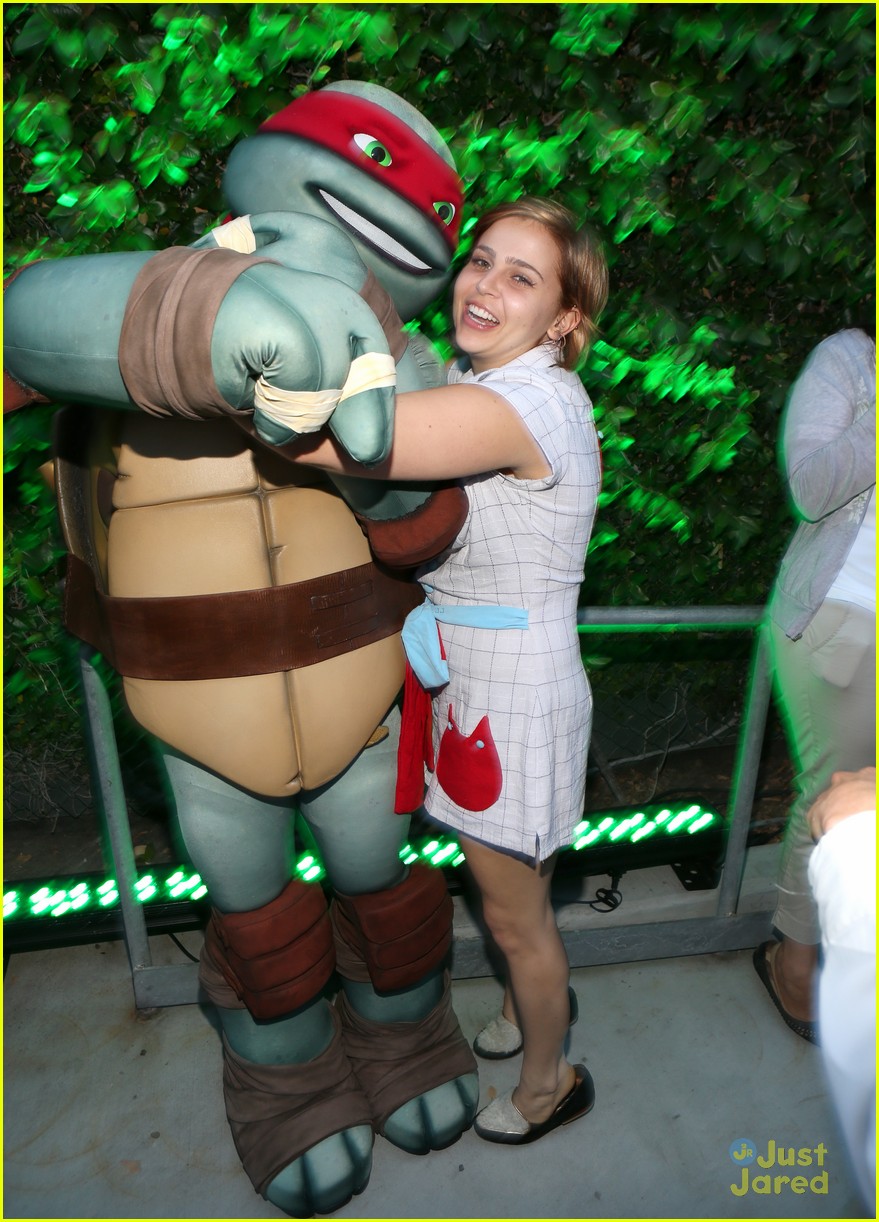 Mae Whitman: Teenage Mutant Ninja Turtles at Comic Con 2012!