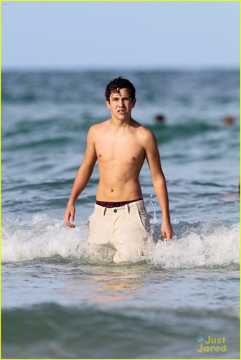 Austin Mahone: Shirtless at the Beach!