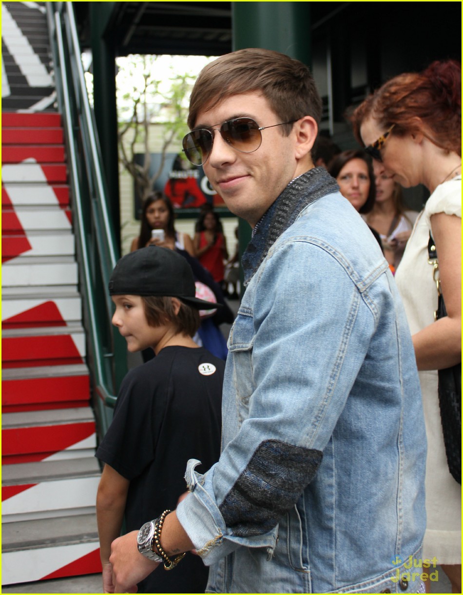 Kevin McHale: 'Extra' Appearance! 