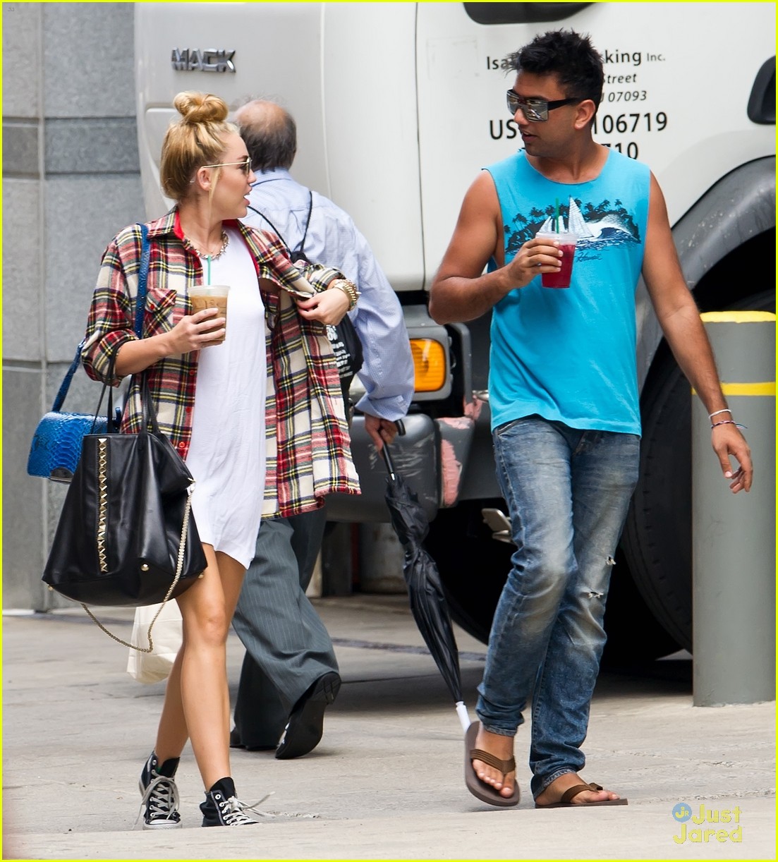 Miley Cyrus: Liam Hemsworth To Start Fashion Line?