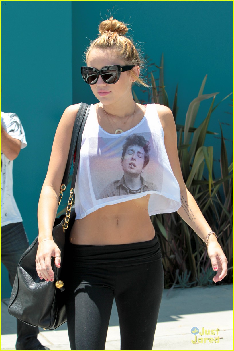 Miley Cyrus & Liam Hemsworth: Skateboarding Sunday