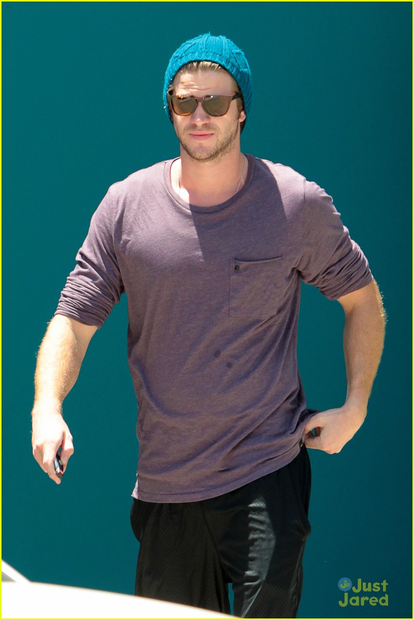 Miley Cyrus & Liam Hemsworth: Skateboarding Sunday