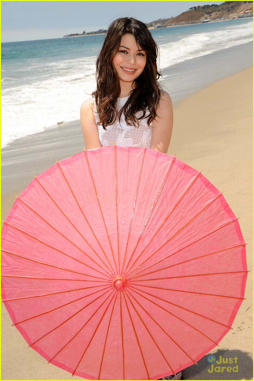 Miranda Cosgrove: Neutrogena Beach Beauty!
