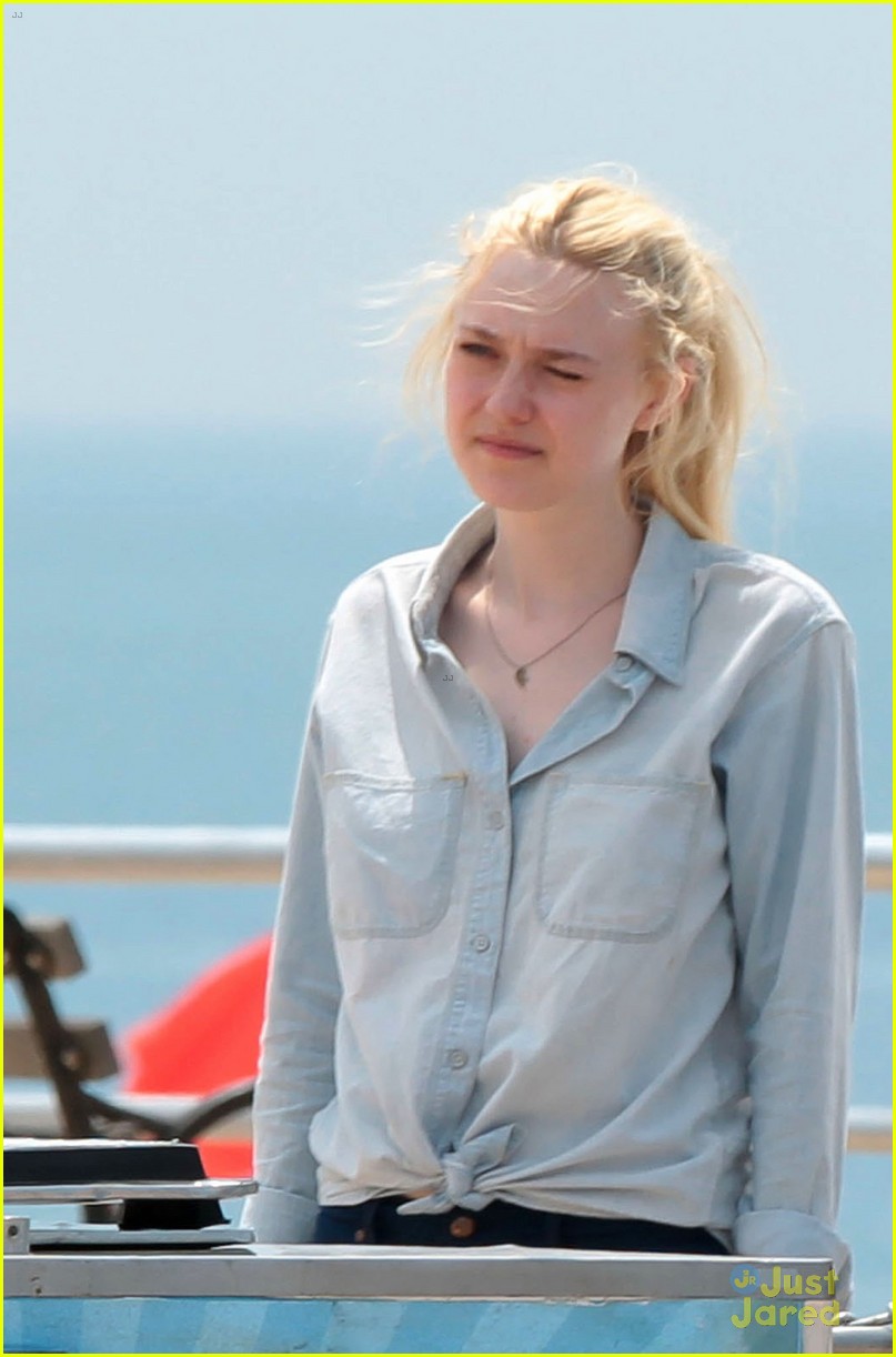 Elizabeth Olsen & Dakota Fanning Have A 'Very Good' Time in Coney Island