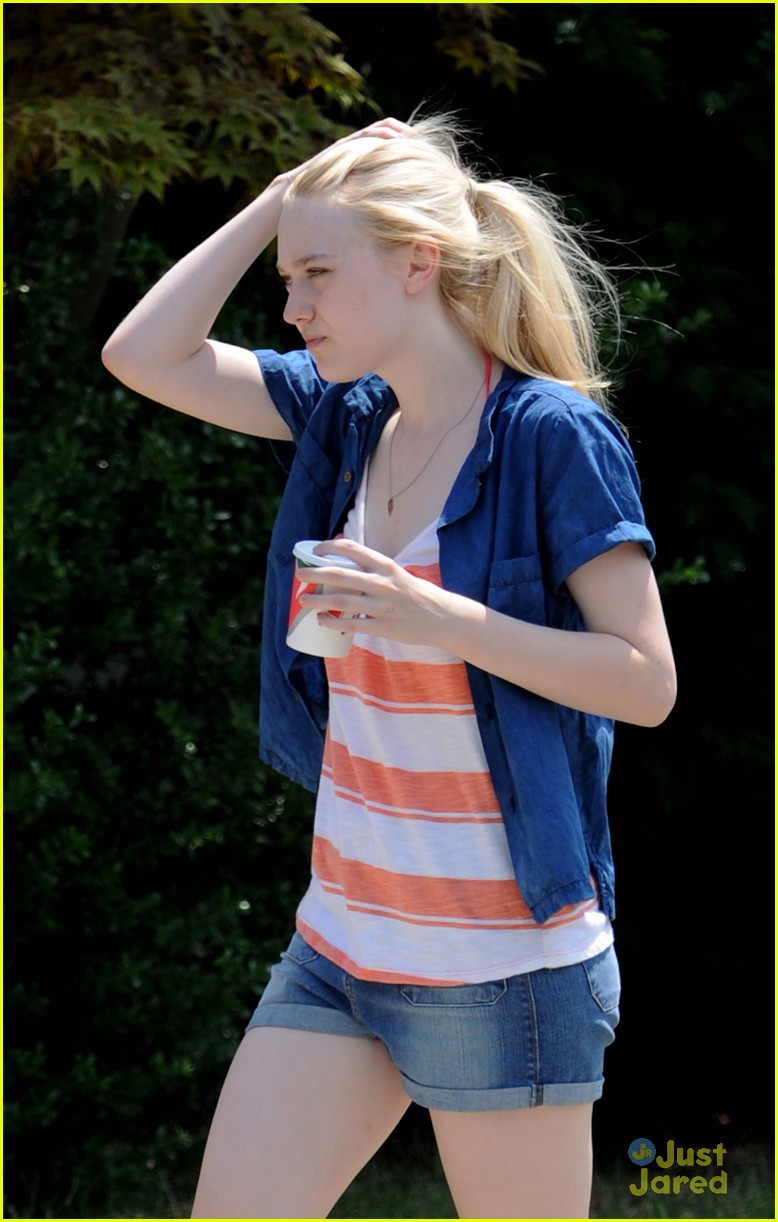 Elizabeth Olsen & Dakota Fanning: Back To Work on 'Very Good Girls'