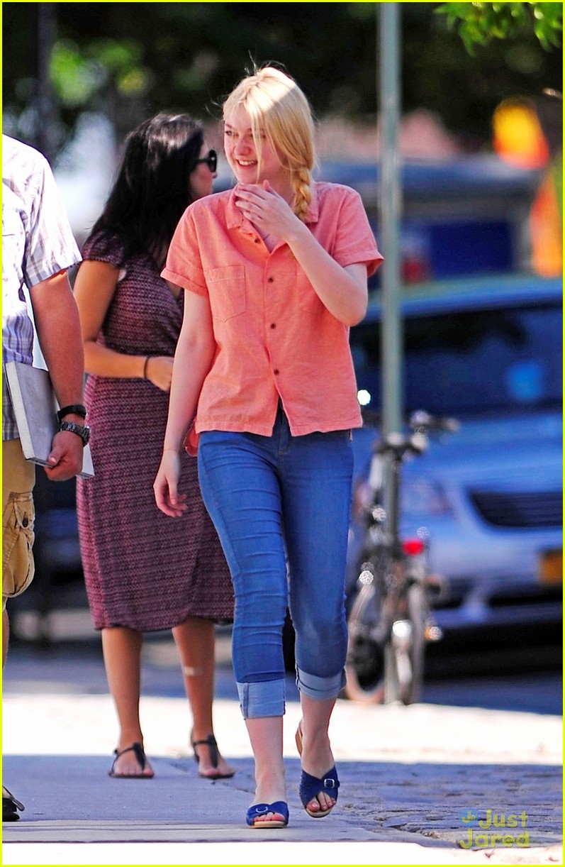Dakota Fanning  & Elizabeth Olsen: Jake Gyllenhaal Stops By 'Very Good Girls'