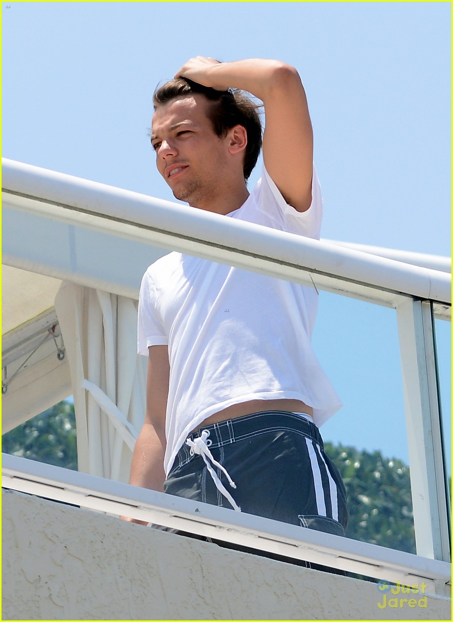 Harry Styles: Shirtless in Florida!
