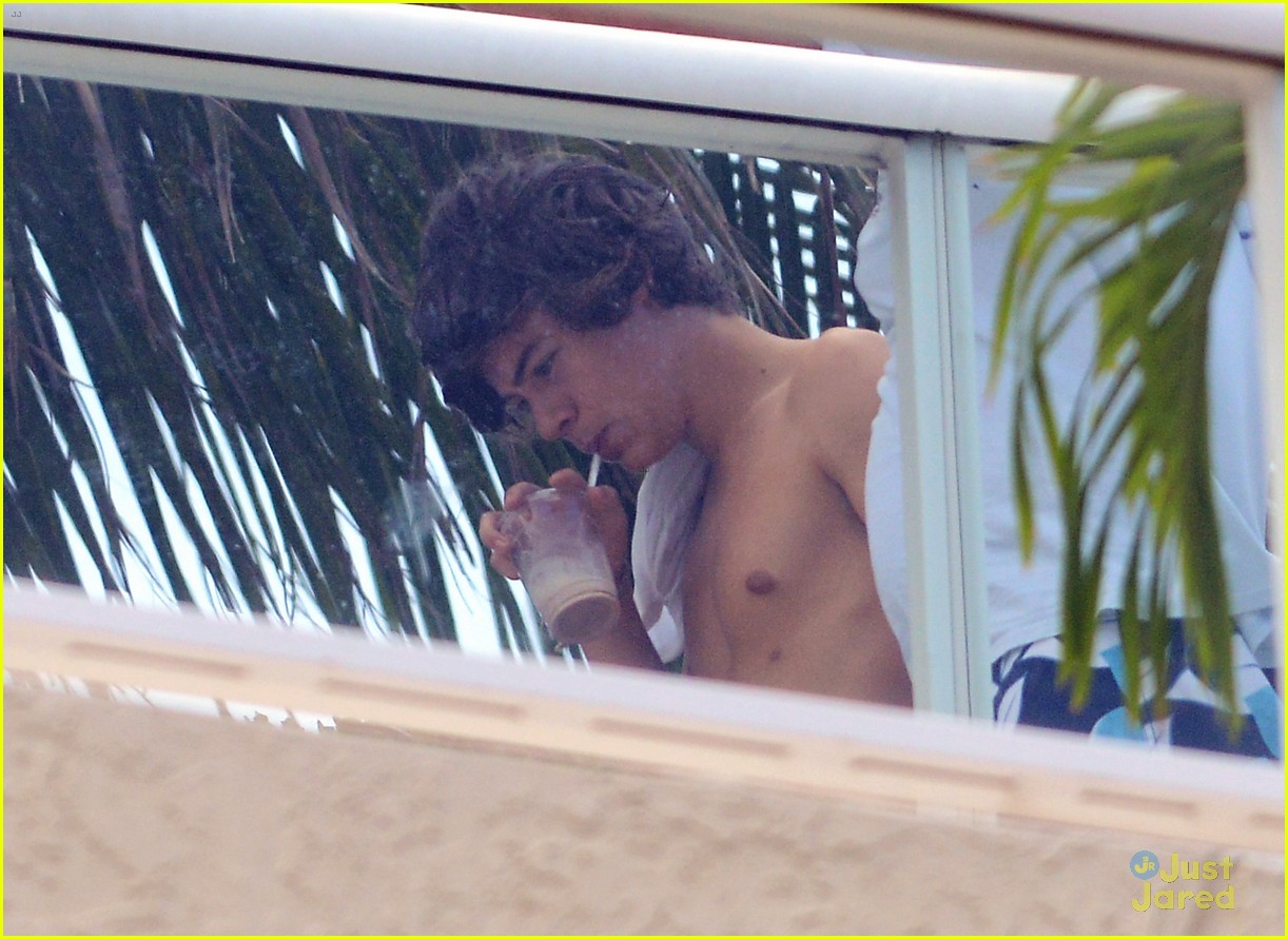 Harry Styles: Shirtless in Florida!