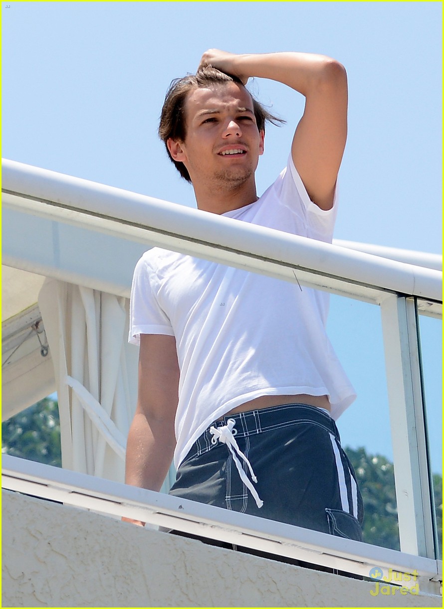 Harry Styles: Shirtless in Florida!
