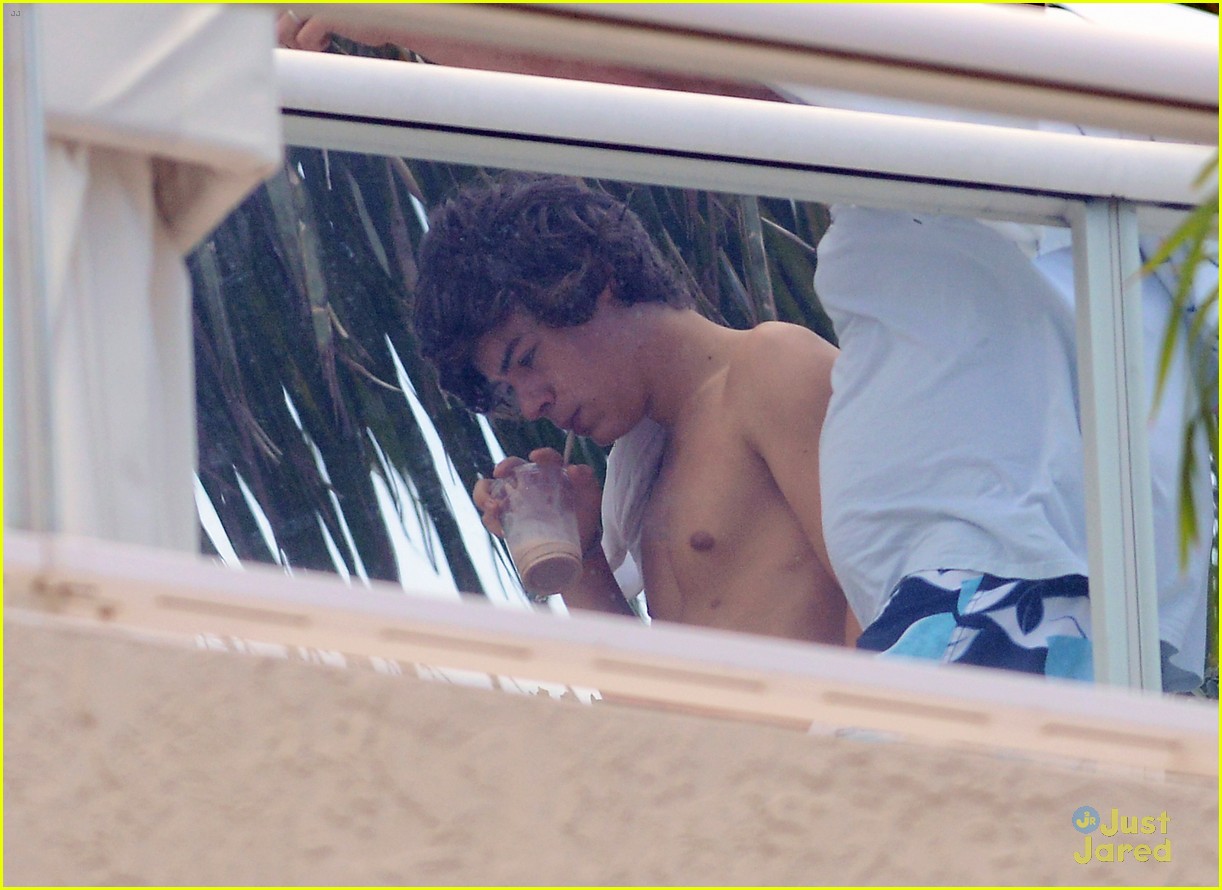 Harry Styles: Shirtless in Florida!