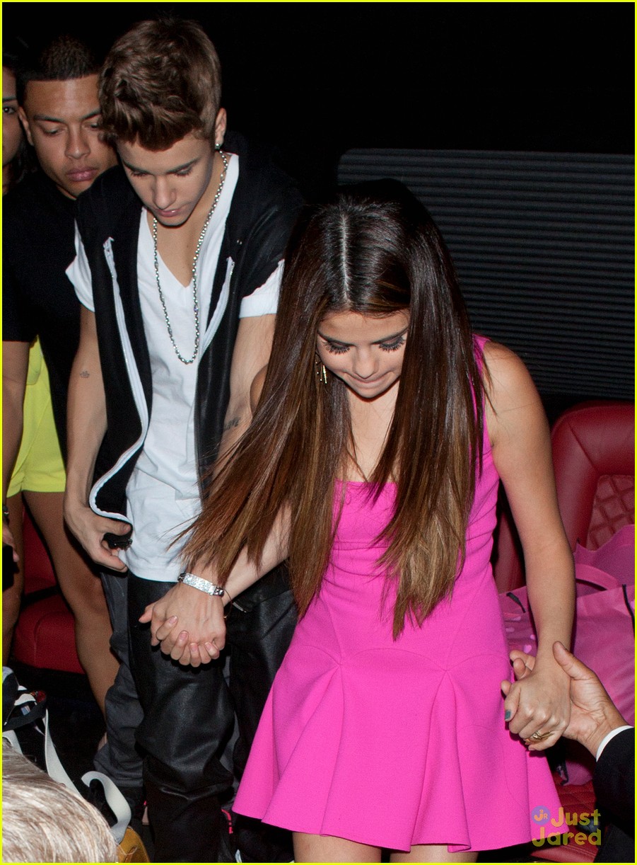 Justin Bieber: Pink Roses for Selena Gomez's Birthday!