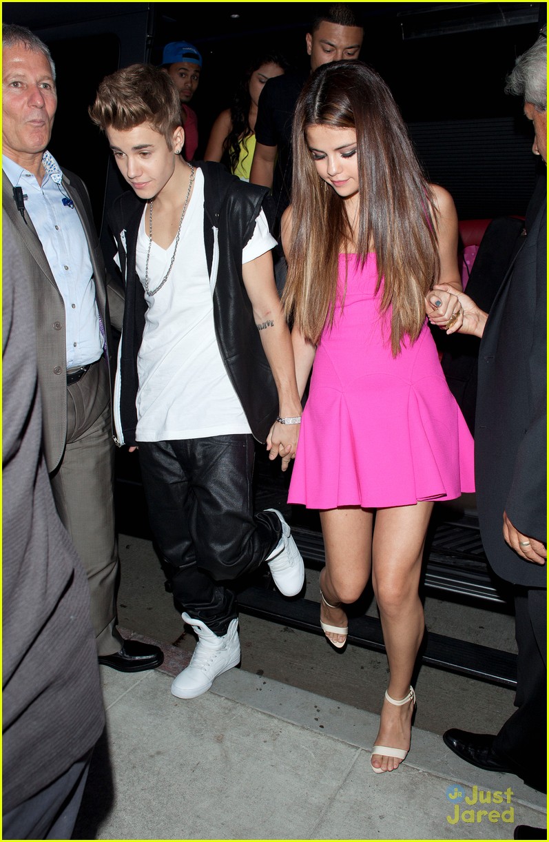 Justin Bieber: Pink Roses for Selena Gomez's Birthday!