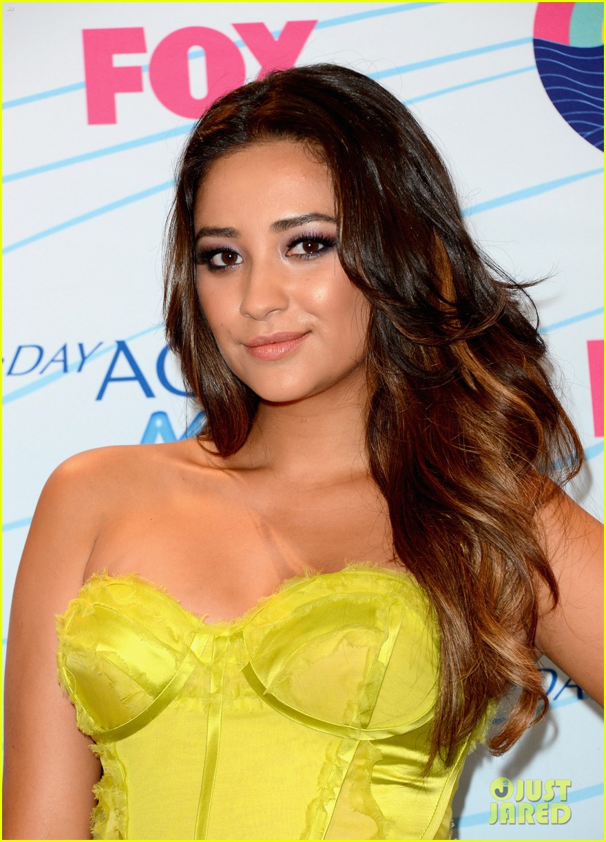 Shay Mitchell - Teen Choice Awards 2012