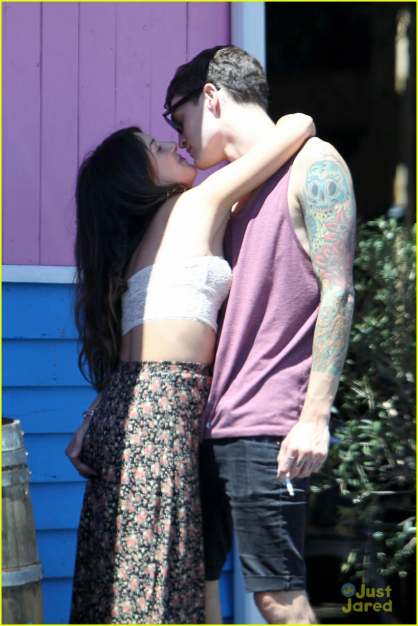 Shenae Grimes: Pink Taco Kisses with Josh Beech