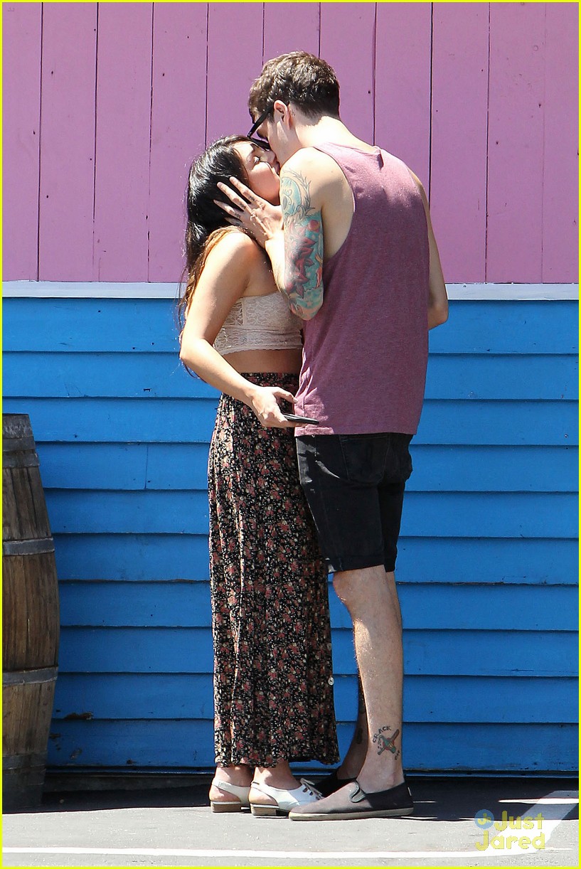 Shenae Grimes: Pink Taco Kisses with Josh Beech