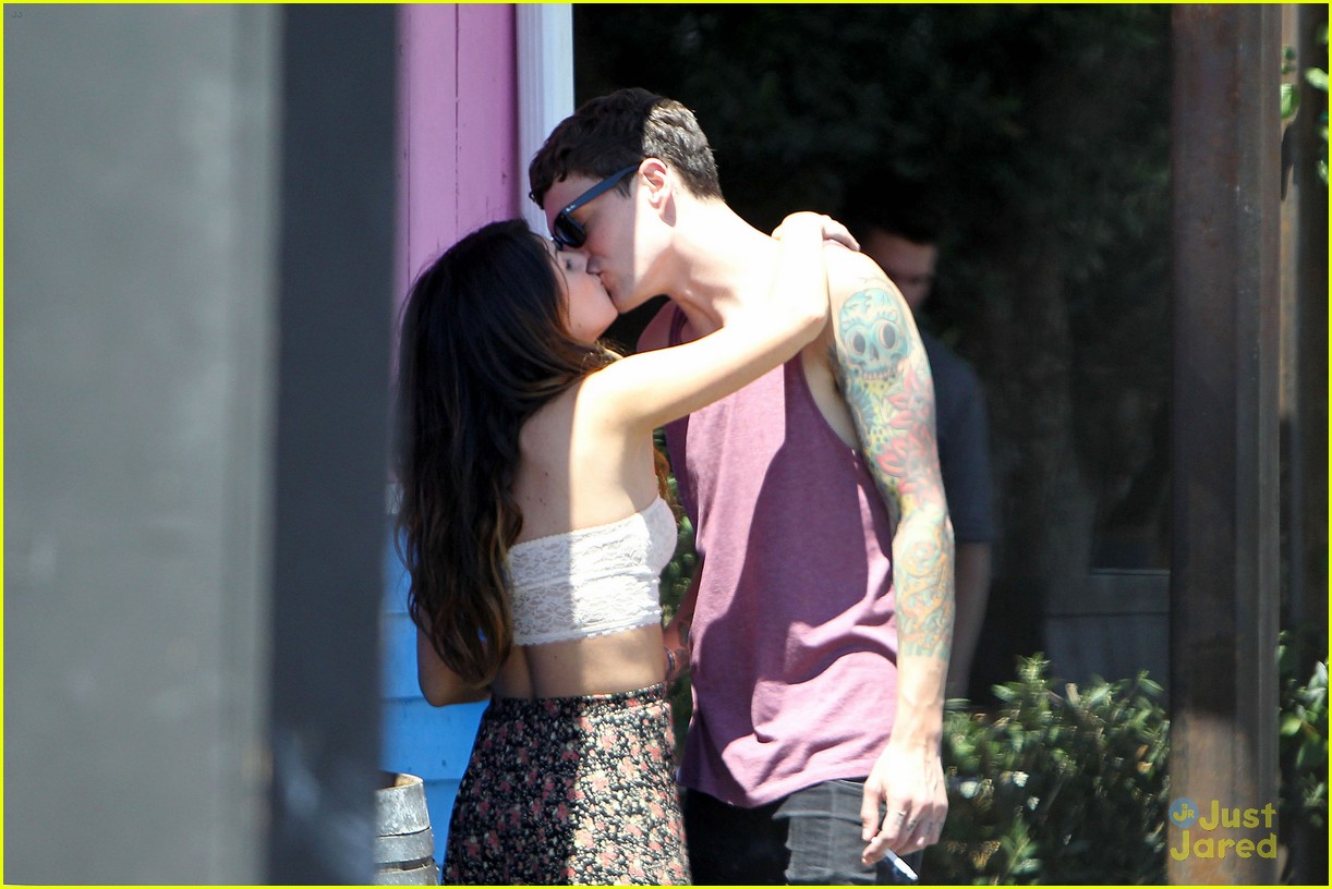 Shenae Grimes: Pink Taco Kisses with Josh Beech