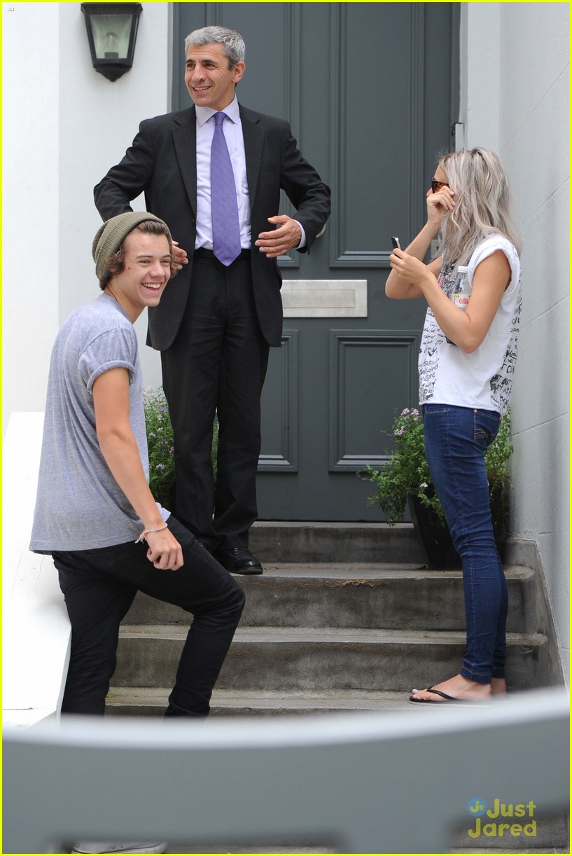Harry Styles: House Hunting in London!