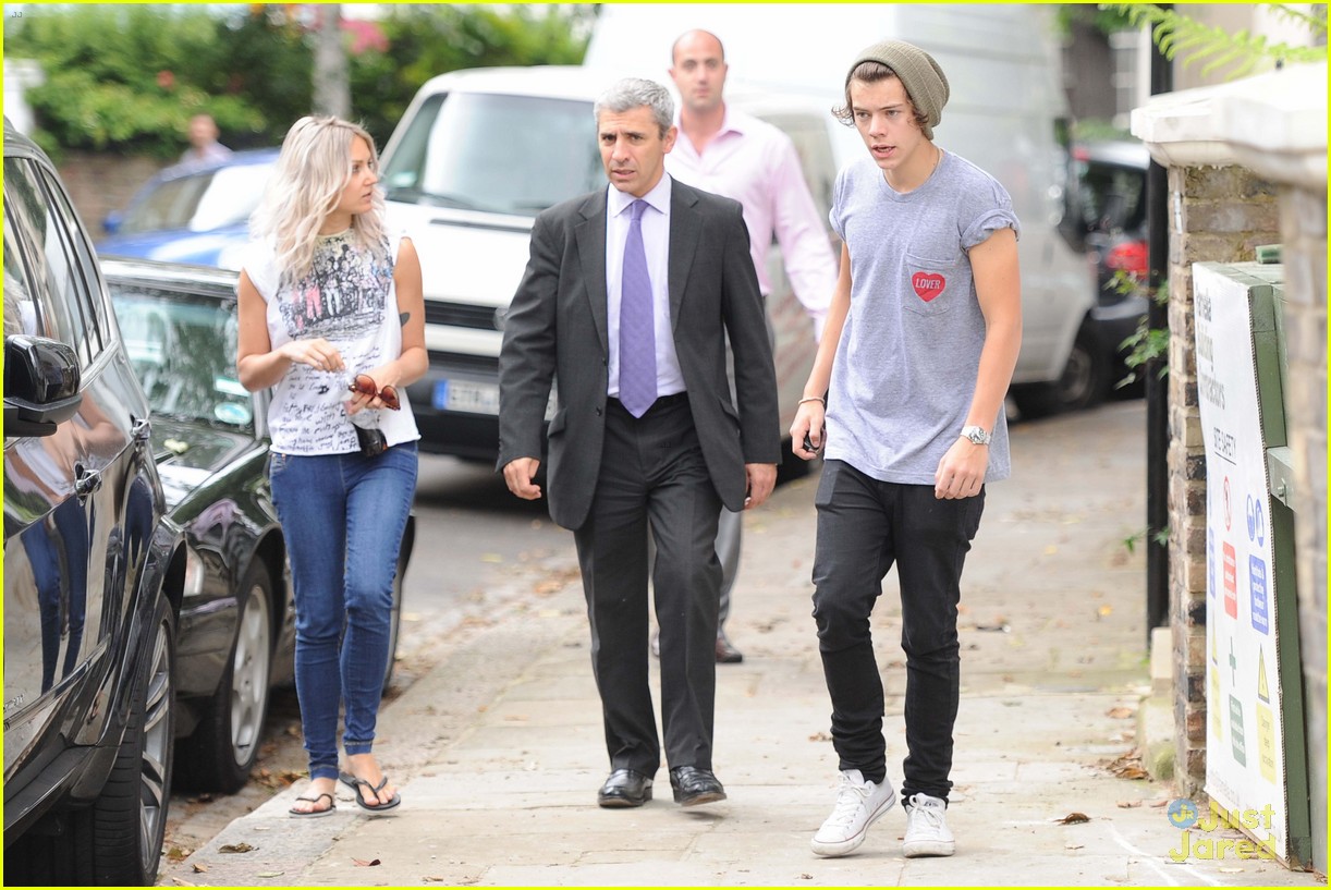 Harry Styles: House Hunting in London!