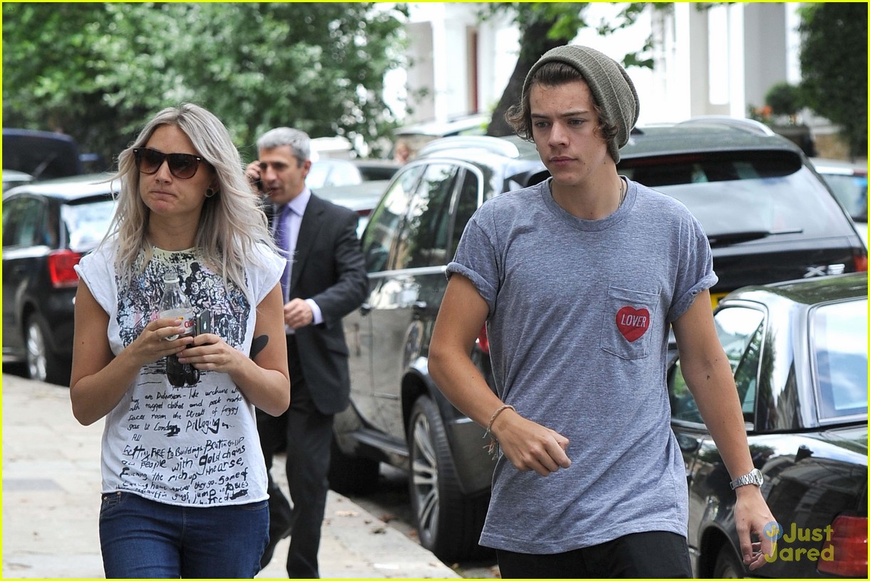 Harry Styles: House Hunting in London!