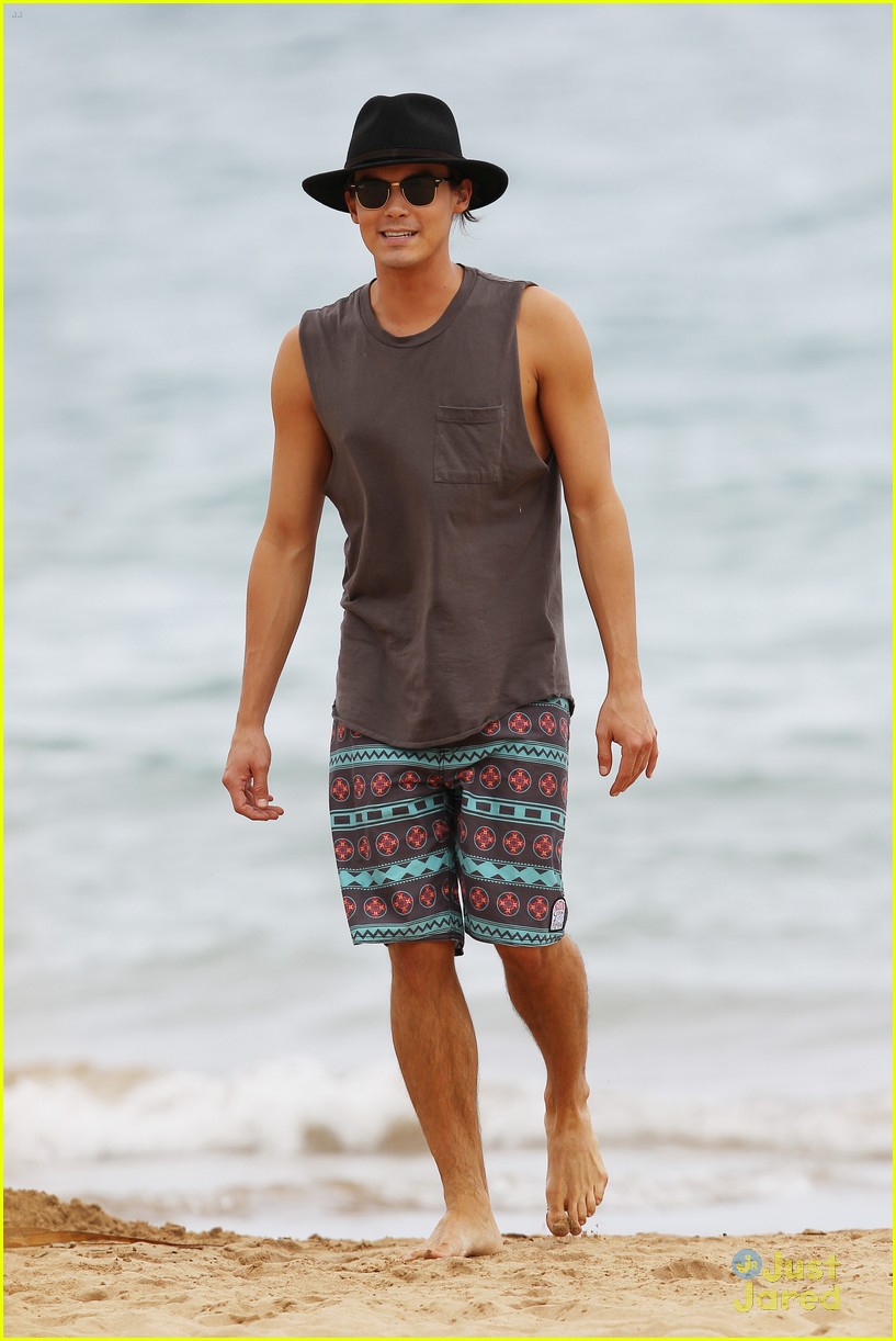 Tyler Blackburn: Shirtless Vacation in Hawaii!