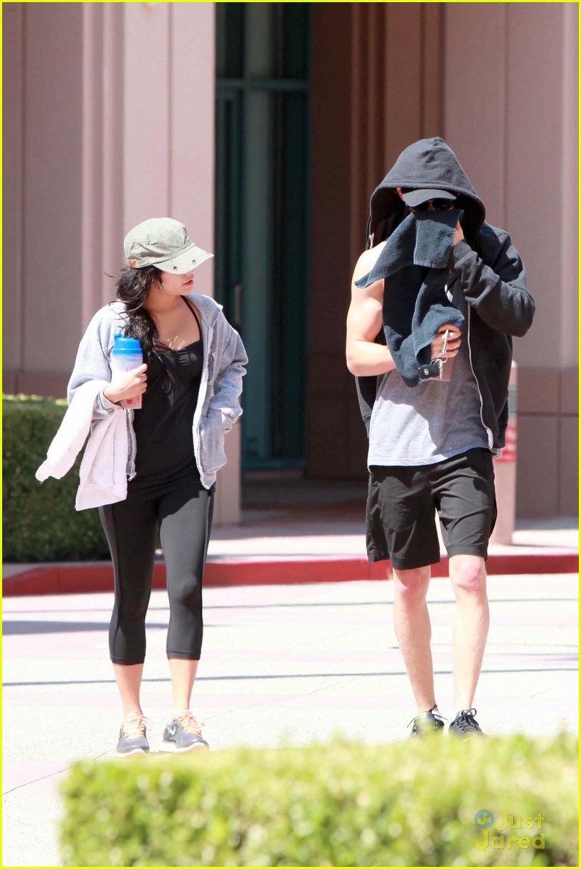 Vanessa Hudgens: Nail Salon Sweetie