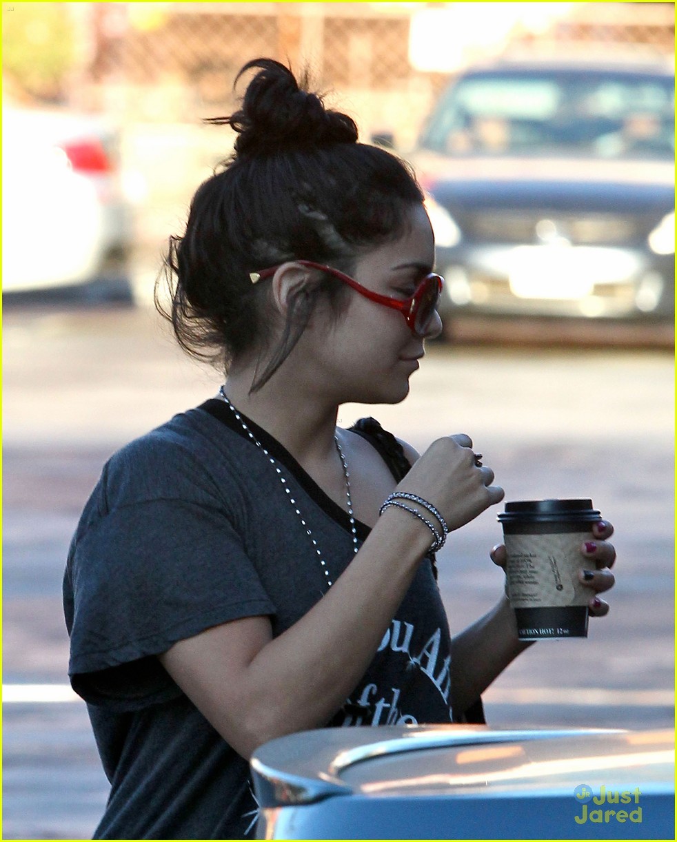 Vanessa Hudgens: Nail Salon Sweetie