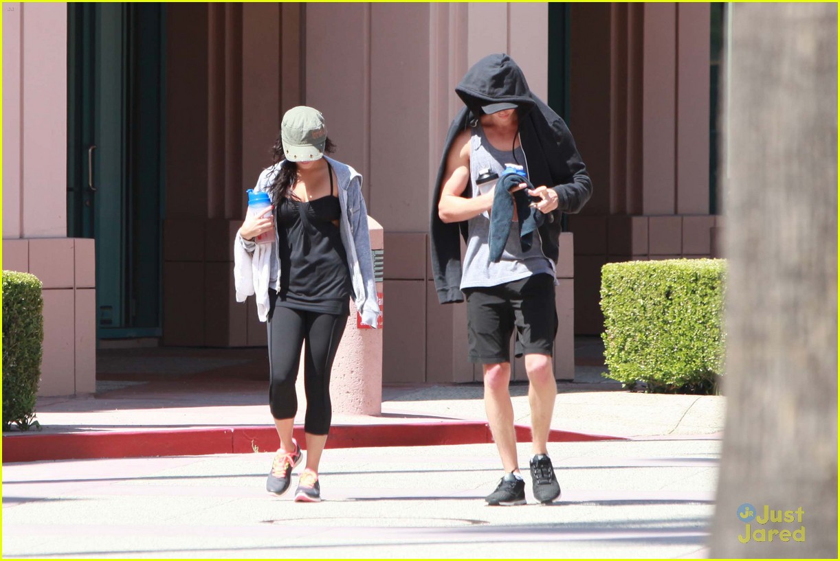 Vanessa Hudgens: Nail Salon Sweetie