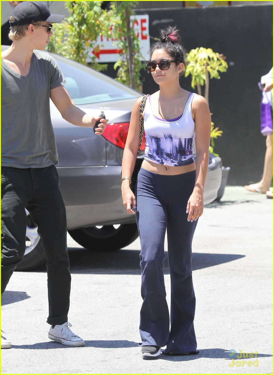 Vanessa Hudgens: Studio Cafe Lunch with Austin & Stella!