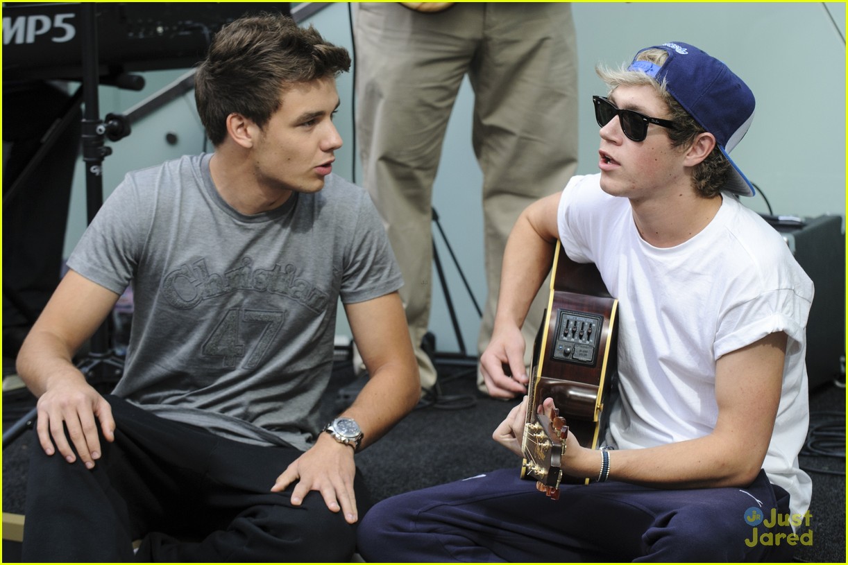 Niall Horan & Liam Payne Play Improptu Concert
