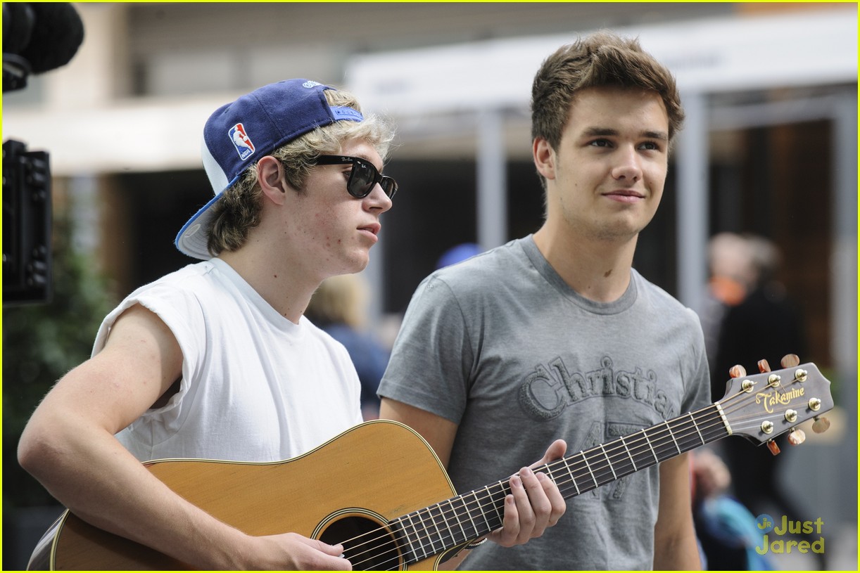 Niall Horan & Liam Payne Play Improptu Concert