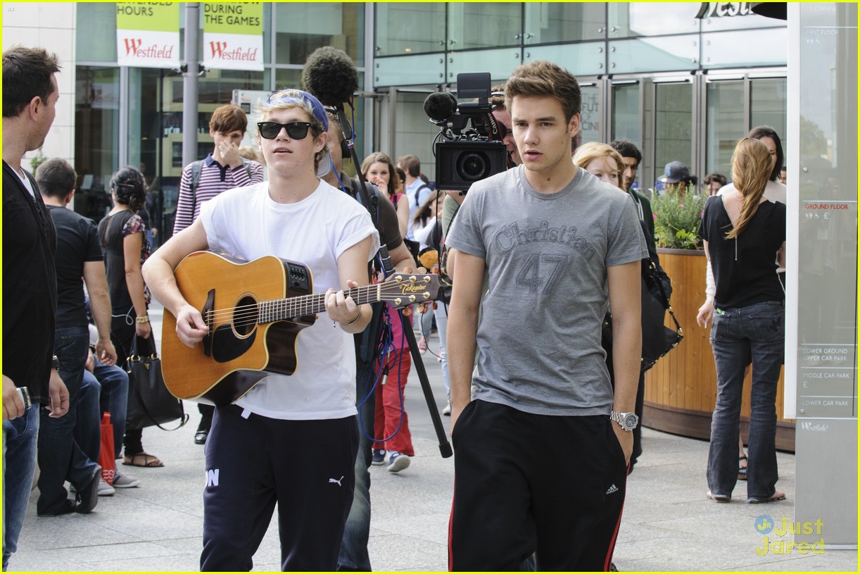Niall Horan & Liam Payne Play Improptu Concert