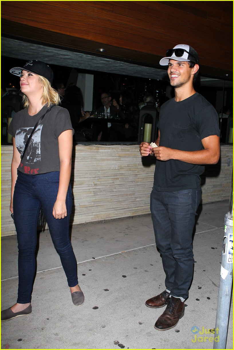 Taylor Lautner: Red O Dinner with Ashley Benson!
