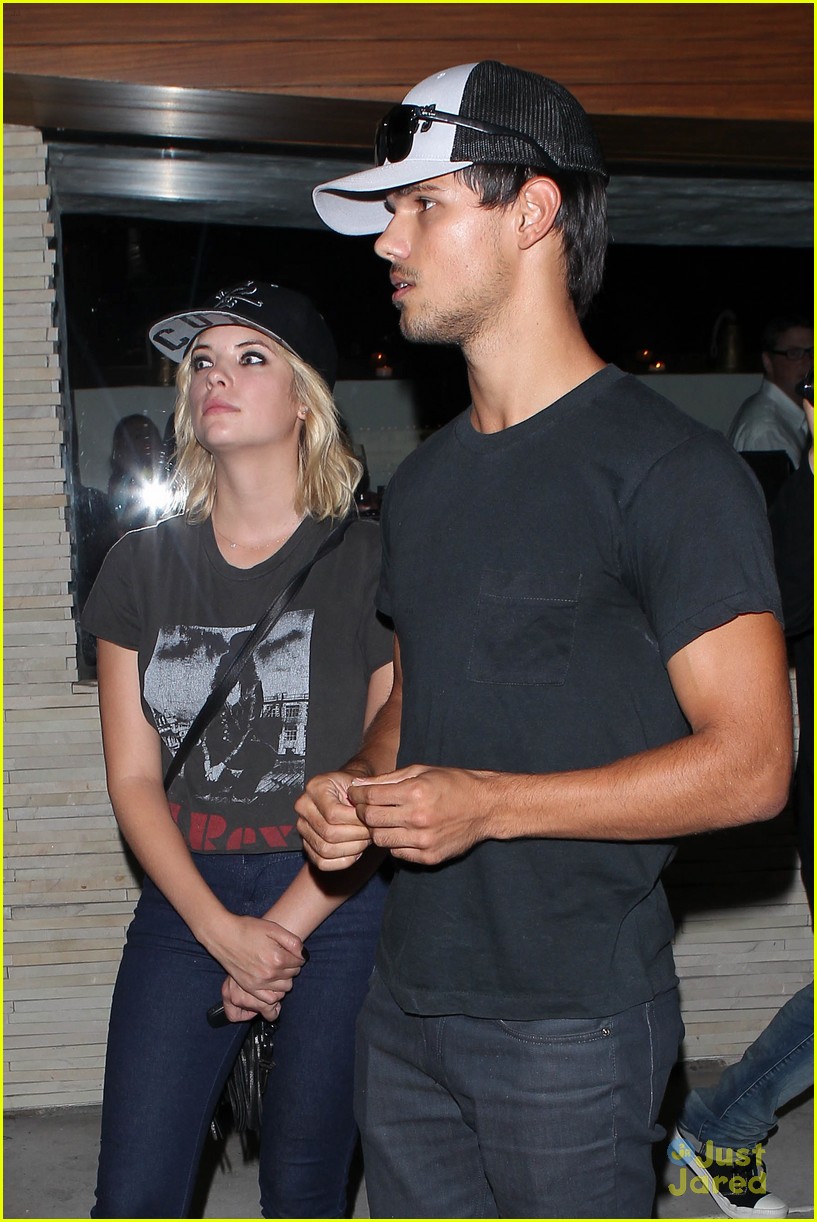 Taylor Lautner: Red O Dinner with Ashley Benson!