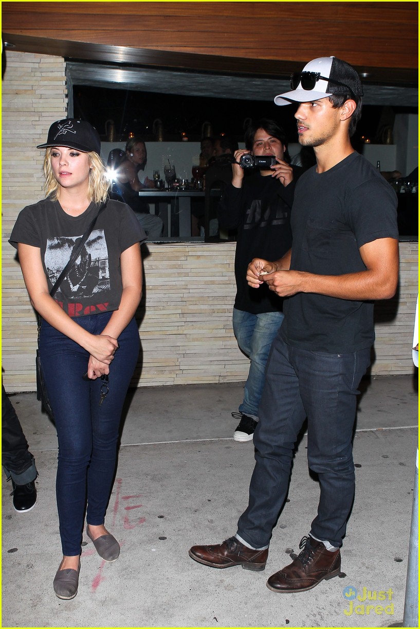 Taylor Lautner: Red O Dinner with Ashley Benson!