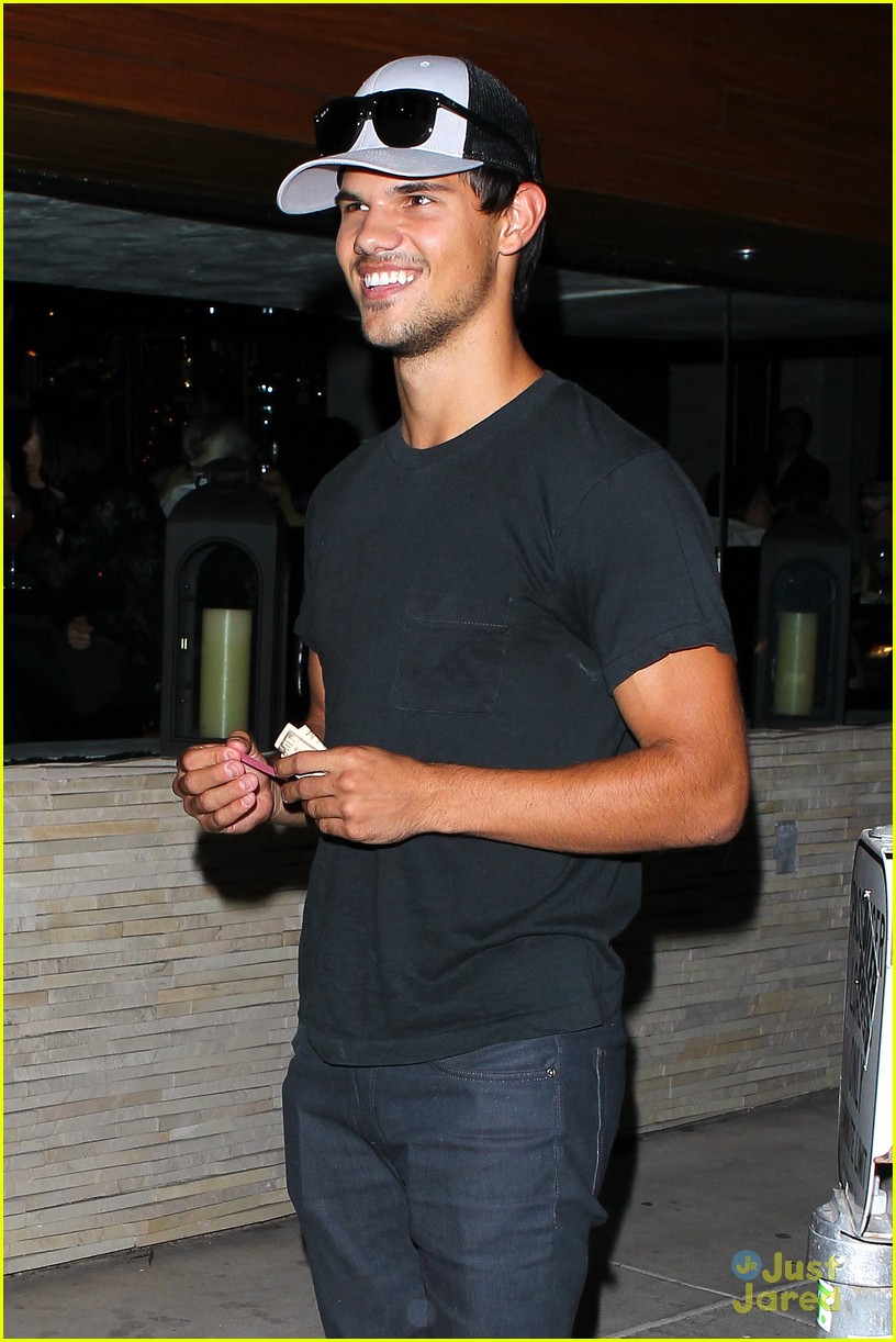 Taylor Lautner: Red O Dinner with Ashley Benson!