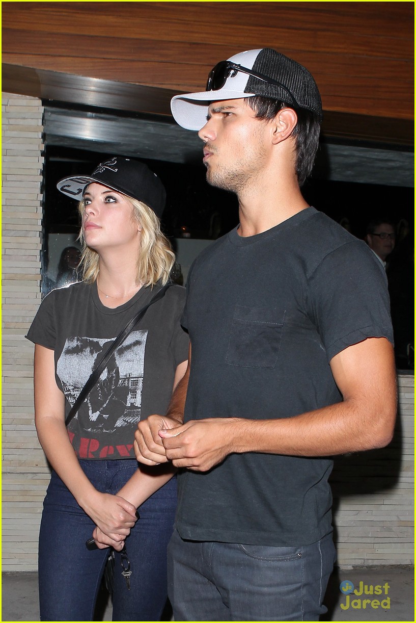Taylor Lautner: Red O Dinner with Ashley Benson!