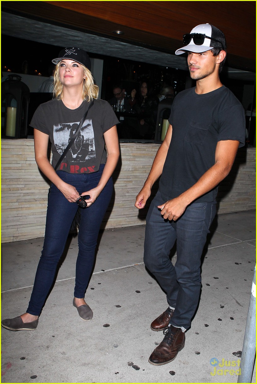Taylor Lautner: Red O Dinner with Ashley Benson!