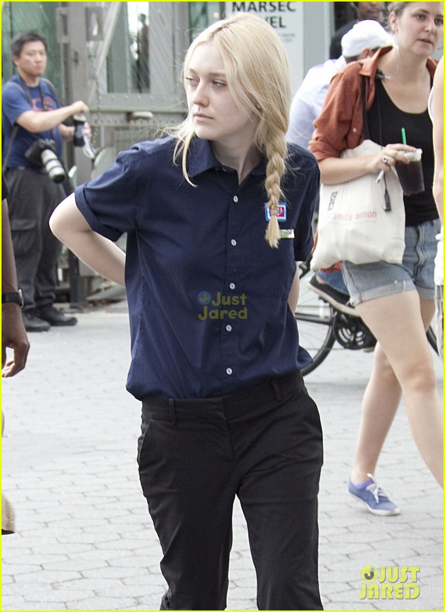 Dakota Fanning: 'Very Good Girls' with Peter Sarsgaard!